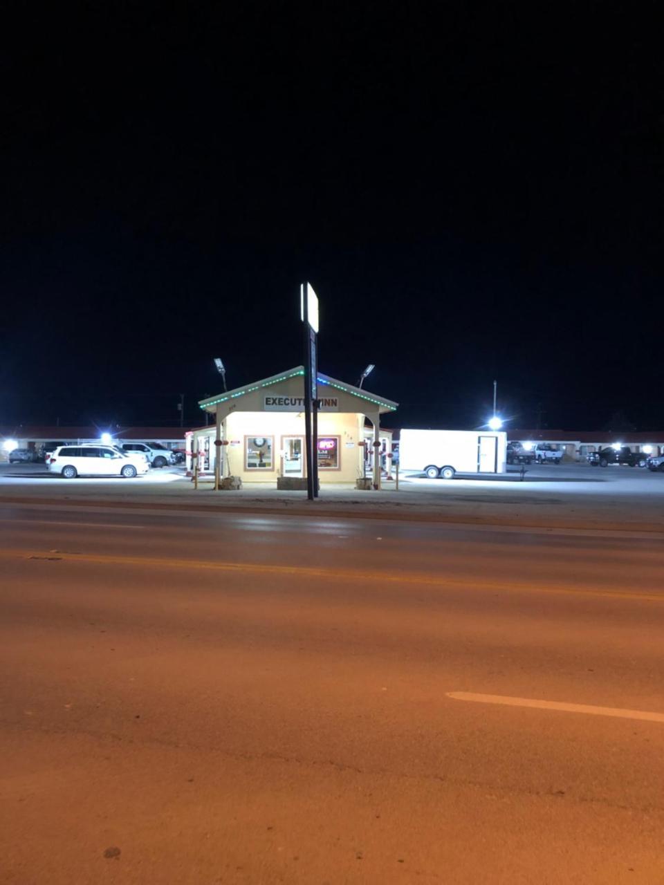 Executive Inn Snyder Exterior photo